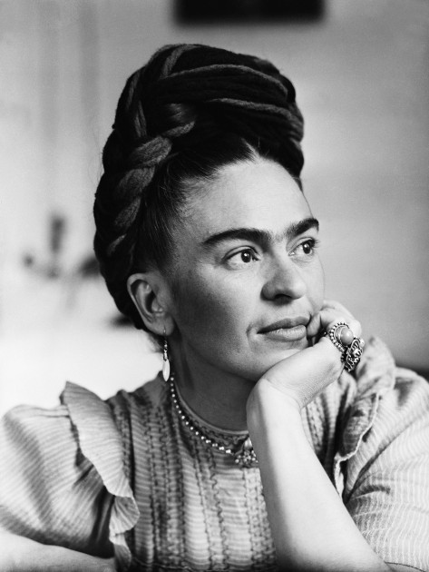 Imagine alb-negru cu frida kahlo în timp ce se uită spre dreapta