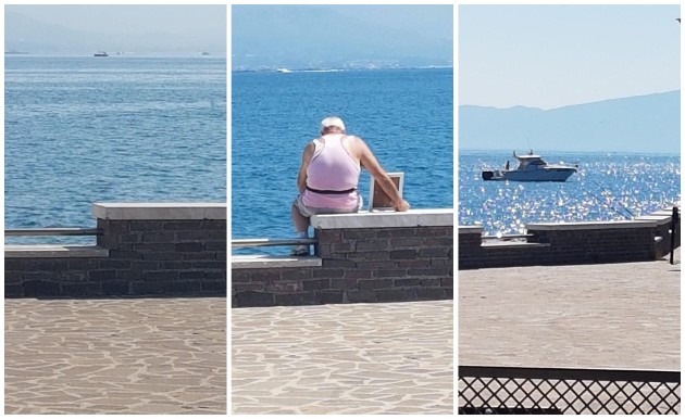 Imagine cu Giuseppe care stă pe malul mării cu o fotografie înrămată în brațe