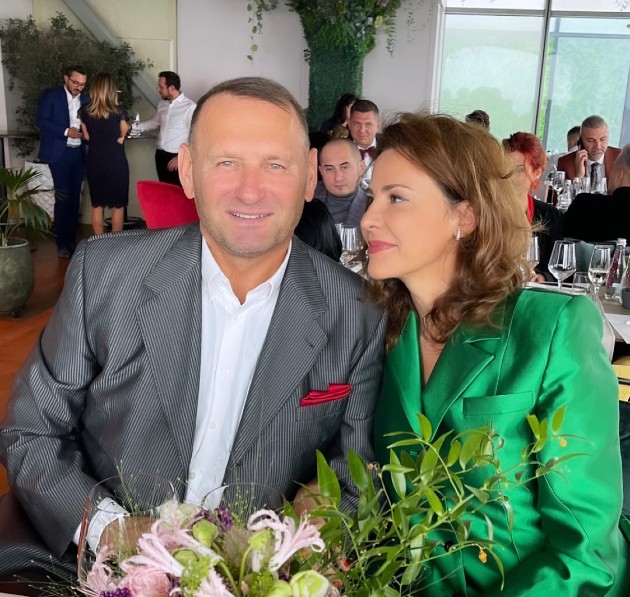 Imagine cu Adina Alberts în timp ce se uită la soțul ei
