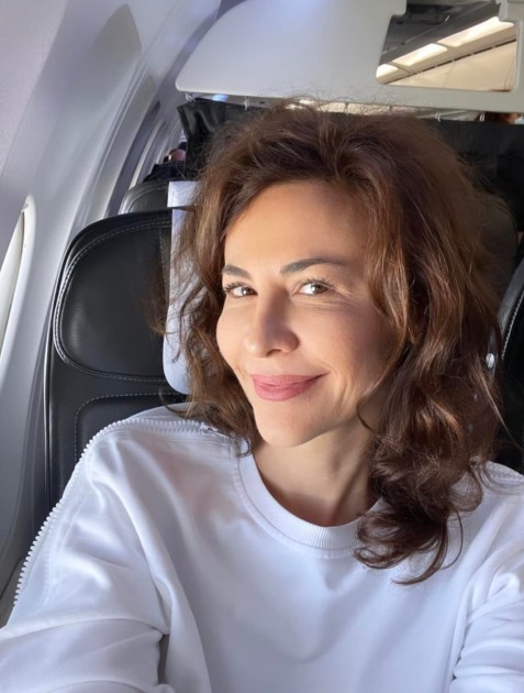 Imagine cu Adina Alberts în timp ce își face un selfie