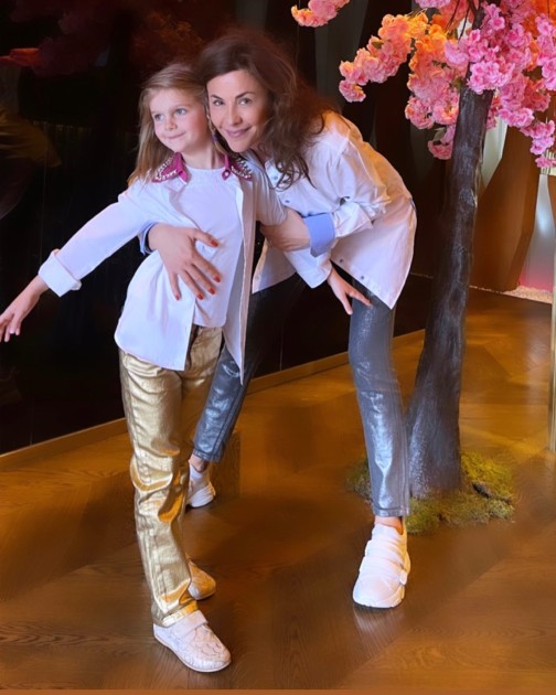 Imagine cu Adina Alberts în timp ce își îmbrățișează fiica
