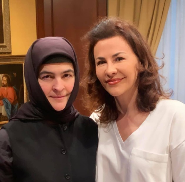 Imagine cu Adina Alberts și sora ei călugăriță