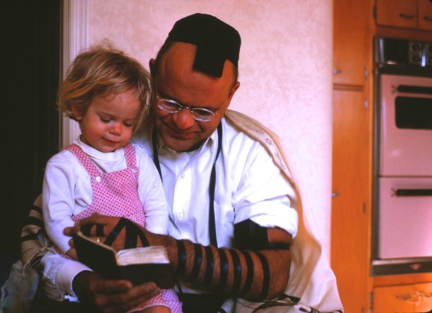 Imagine cu Dani Shapiro când era copil, în brațe la tatăl ei