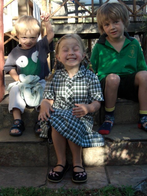Imagine cu cei trei copii ai lui Maz și Rin în timp ce se joacă