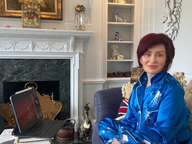 Imagine cu Sharon Osbourne îmbrăcată în pijamale albastre