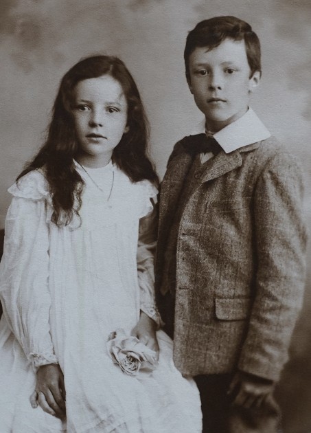 Imagine cu o fotografie alb negru cu un frate și o soră 