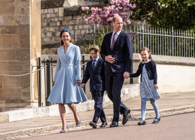 Imagine cu Prințul William, Duce de Cambridge, Catherine, Ducesa de Cambridge, alături de cei doi copii ai lor, în WINDSOR, ANGLIA, mergând la ceremonia de Paște