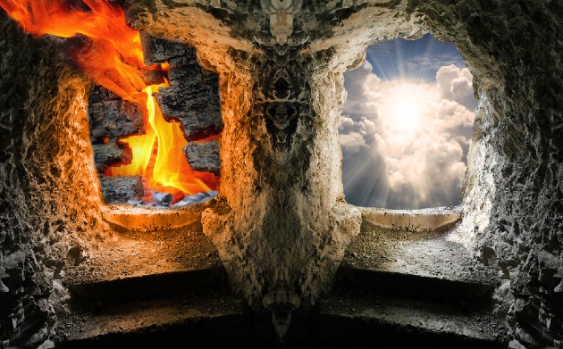 Imagine cu două ferestre care ilustrează raiul și iadul