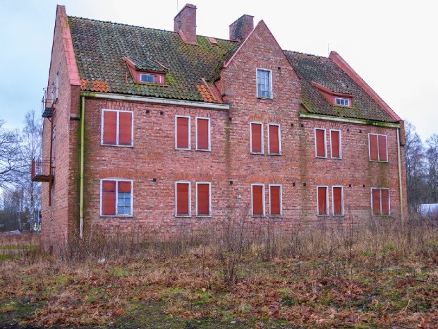 Imagine cu un conac abandonat