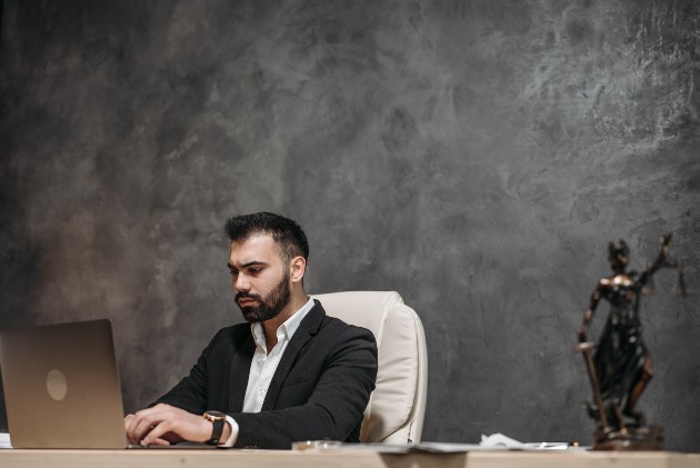 Imagine cu un avocat care folosește un laptop