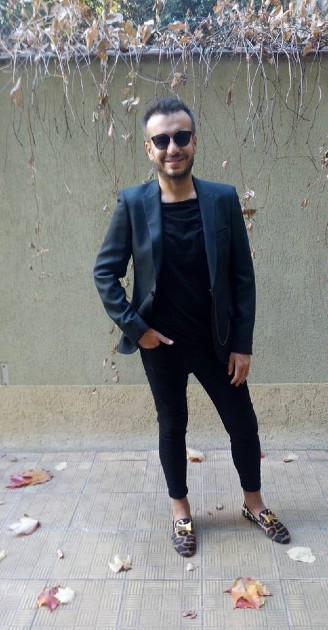 Imagine cu Răzvan Ciobanu îmbrăcat într-un costum negru