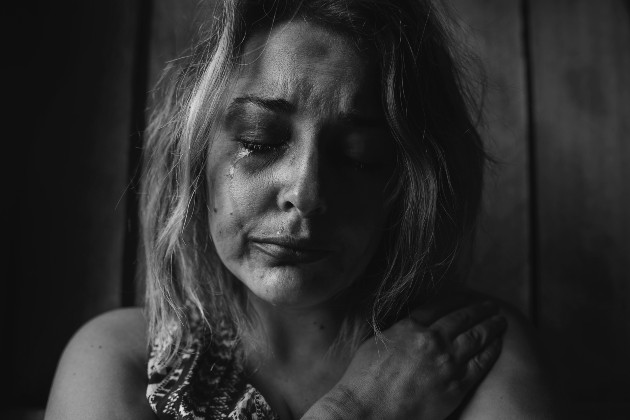Imagine alb negru cu o femeie tristă care plânge