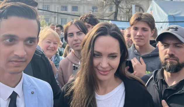 Imagine cu Angelina Jolie înconjurată de oameni în timpul vizitei în Ucraina