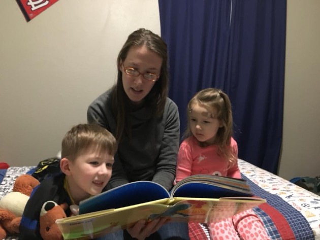 Imagine cu mama lui Jackson și Addy în timp ce le citește o poveste