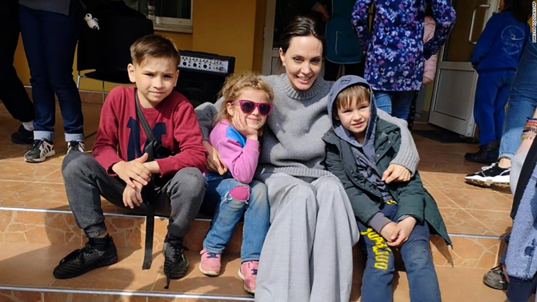Imagine cu Angelina Jolie înconjurată de copii ucraineni