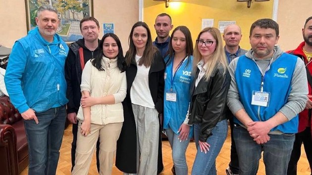 Imagine cu Angelina Jolie înconjurată de voluntarii ucraineni