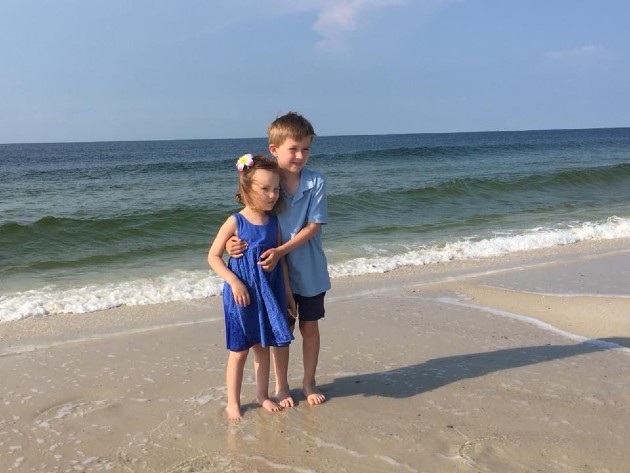 Imagine cu Jackson Scooter și sora lui la plajă