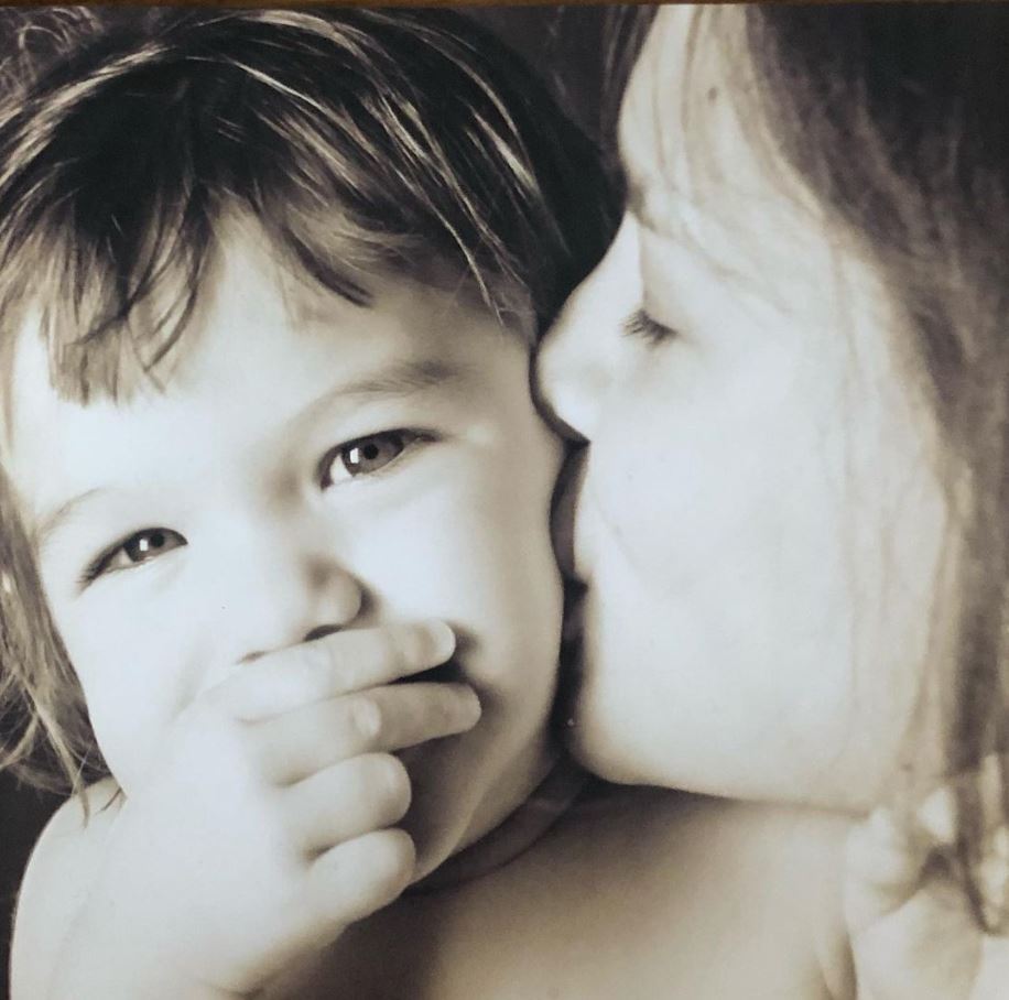 Imagine cu Katie Holmes în timp ce își pupă fiica