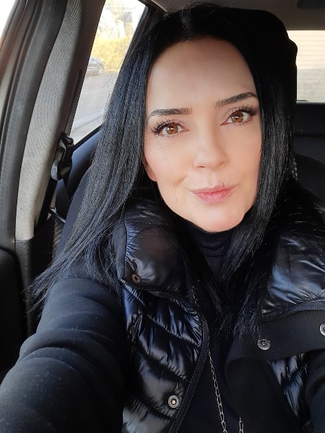 Imagine cu Magda Vasiliu în timp ce face un selfie