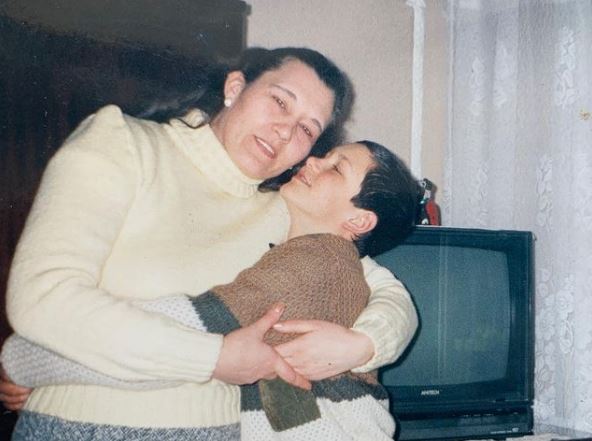 Imagine cu Goerge Burcea când era mic alături de mama sa