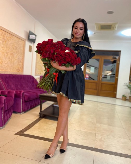 Imagine cu Mirela Baniaș ținând un buchet de trandafiri în brațe