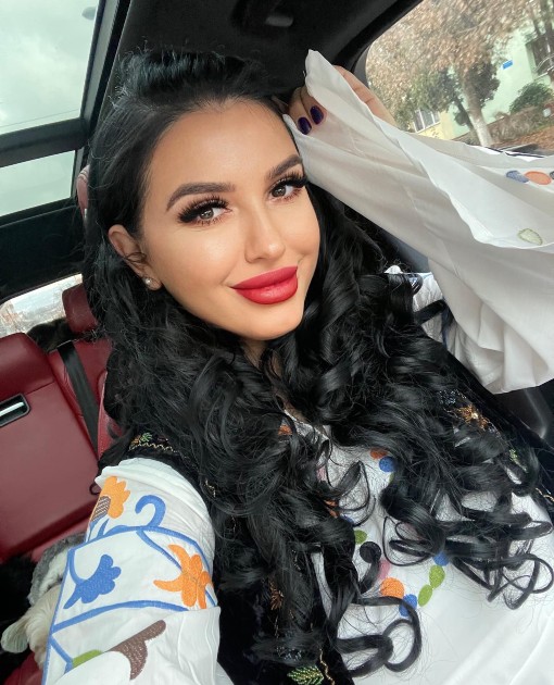 Imagine cu Mirela Baniaș în timp ce face un selfie în mașină