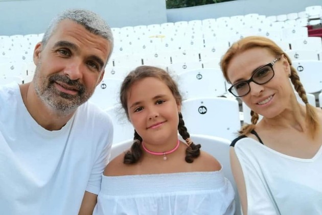 Imagine cu Monica Davidescu alături de soțul și fiica ei în timp ce fac un selfie