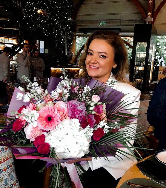 Imagine cu Cristina Bâtlan în timp ce ține un buchet de flori în mână