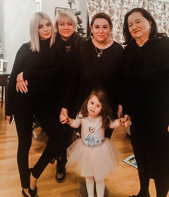 Imagine cu Oana Roman alături de mama sa, fiica sa, sora ei și nepoata