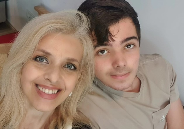 Imagine cu Bianca Brad și fiul ei în timp ce fac un selfie