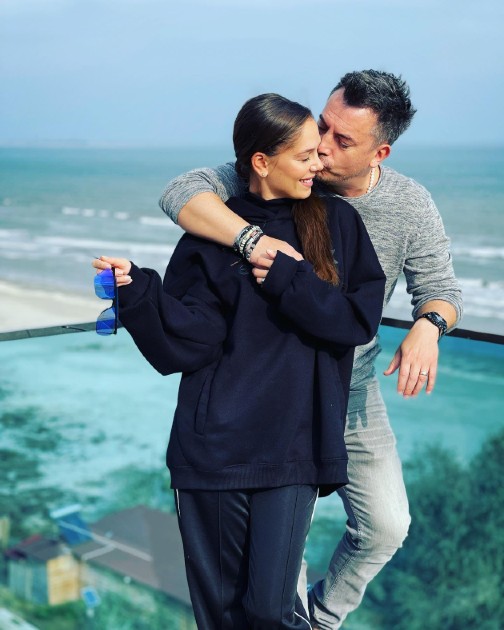 Imagine cu Irina și Răzvan Fodor în vacanță în timp ce se sărută