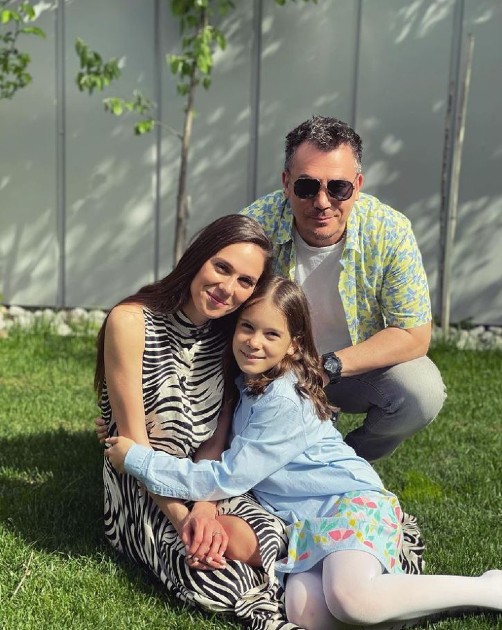 Imagine cu Iina Fodor alături de soțul și fiica ei în timp ce stau pe iarbă