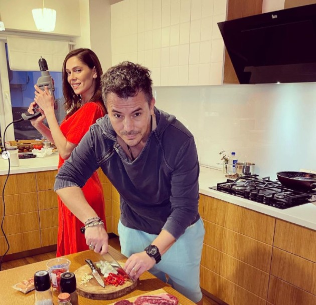 Imagine cu Răzvan Fodor în timp ce gătește și Irina Fodor cu o bormașină în mână