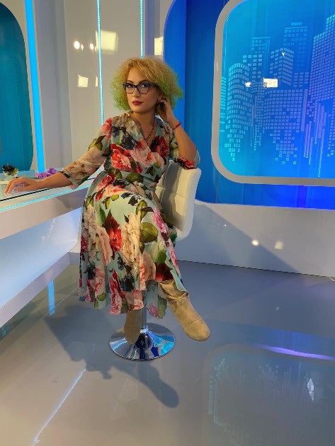 Imagine cu Mirela Vescan pe scaun la Metropola Tv