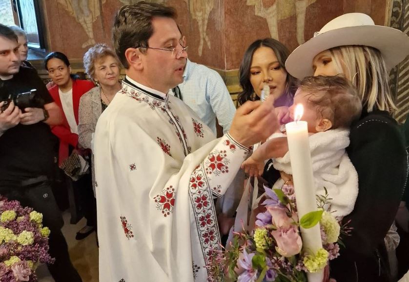 Imagine cu Adela Popescu și fiul ei adrian în biserică la botez