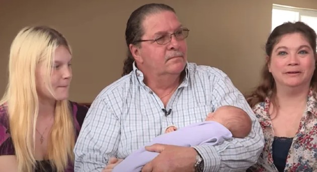 Imagine cu Thom, Reba și Belinda în timp ce își îmbrățișează bebelușul