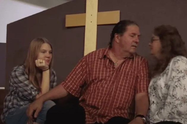 Imagine cu Thom care o sărută pe Belinda, în timp ce Reba se uită în jos