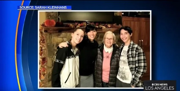 Imagine cu Kleinhans alături de copiii ei și mama sa adoptivă