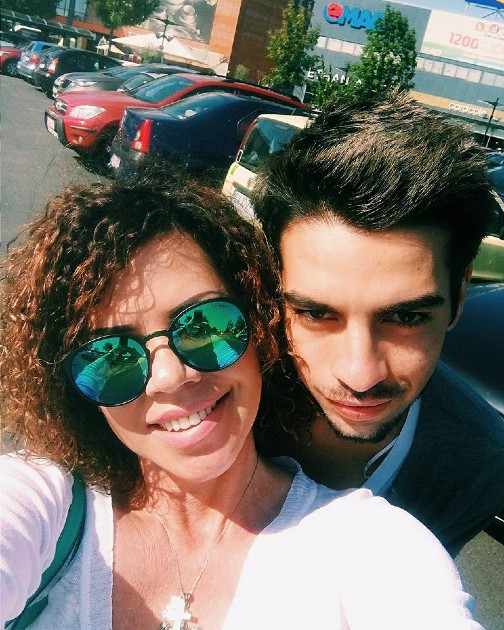 Imagine cu Luminița Anghel și fiul ei adoptiv în timp ce fac un selfie