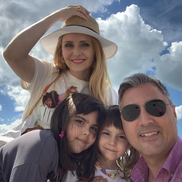 Imagine cu Alexandru Ciucu alături de Alina Sorescu și fiicele lor în timp ce fac un selfie