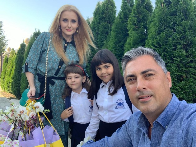 Imagine cu Alexandru Ciucu în timp ce face un selfie cu Alina Sorescu și fiicele lor