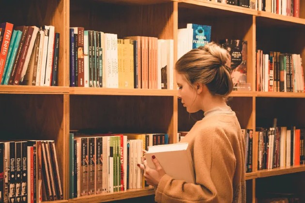 Imagine cu o fată într-o bibliotecă