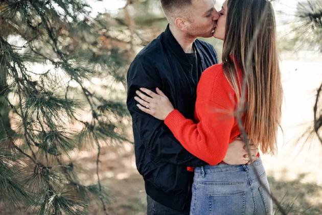 Imagine cu o femeie și un bărbat care se sărută