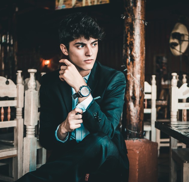 Imagine cu un băiat îmbrăcat la costum într-un restaurant