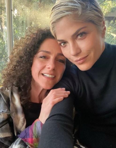 Imagine cu Selma Blair și sora sa în timp ce fac un selfie