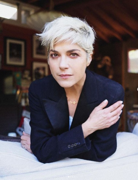 Imagine cu Selma Blair îmbrăcată cu un sacou negru