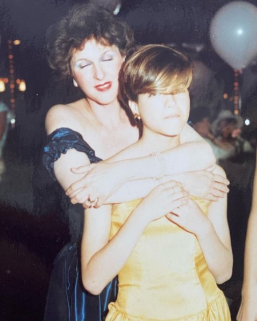 Imagine veche cu Selma Blair alături de mama sa