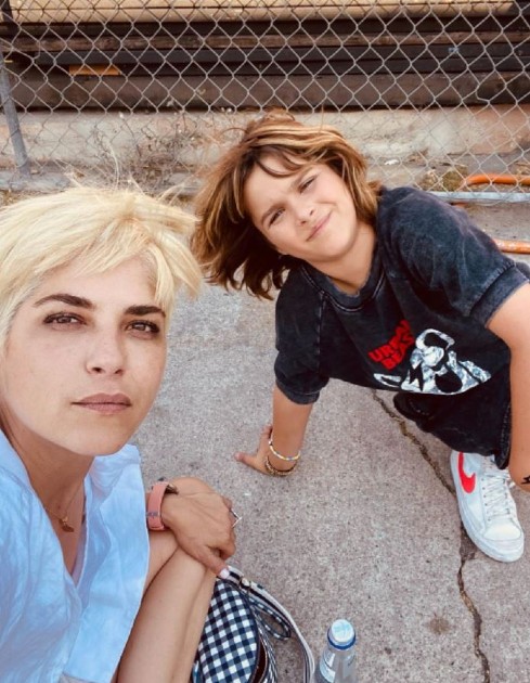 Imagine cu Selma Blair și fiul său Arthur în timp ce se joacă