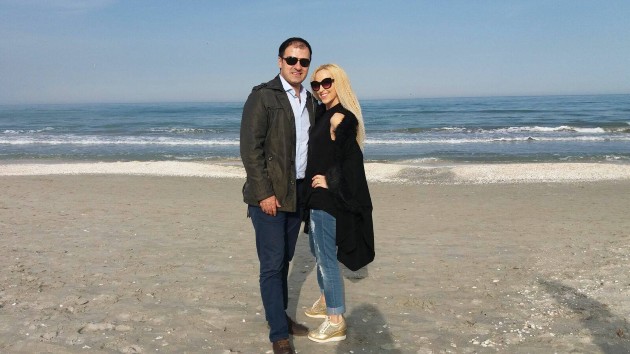 Imagine cu Anca Neacșu și fostul ei soț la mare, pe plajă