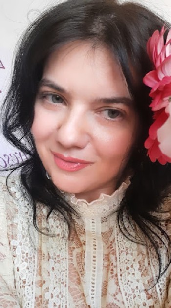 Imagine cu psiholog Daniela Dumitrescu în timp ce face un selfie